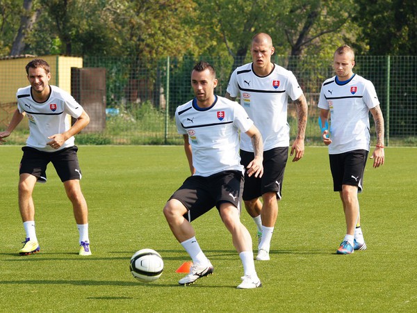 Marek Bakoš, Ľubomír Guldan, Martin Škrtel a Marek Sapara počas zahrievacieho cvičenia